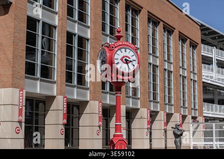 Cincinnati - 29. März 2026: Uhr vor dem Great American Ball Park. Als Geschenk des ehemaligen Cincinnati Red Joey Votto wurde die Uhr vom Verdin C gebaut Stockfoto