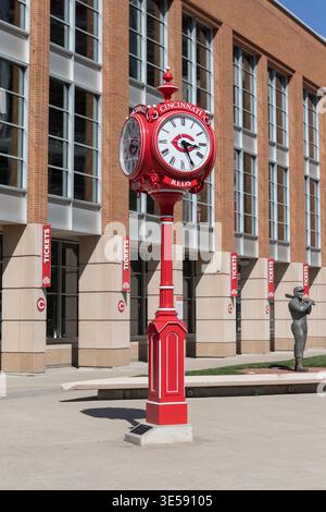 Cincinnati - 29. März 2026: Uhr vor dem Great American Ball Park. Als Geschenk des ehemaligen Cincinnati Red Joey Votto wurde die Uhr vom Verdin C gebaut Stockfoto