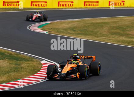 Suzuka, 29. März 2026: Lando Norris (GBR) von McLaren führt Lewis Hamilton (GBR) von Ferrari während des Formel-1-Rennens 2026 in Japan an. Stockfoto