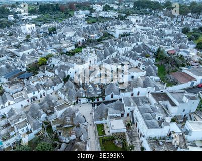 Nahaufnahme der bezaubernden Kopfsteinpflasterstraße in Alberobello Italien – traditionelles Trulli mit Kalksteinpfannen – Rione Monti District – Italia Stockfoto