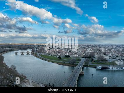 Avignon, Frankreich: Entdecken Sie das Papstpalais, die berühmte Saint-Bénézet-Brücke und die antiken Stadtmauern dieser atemberaubenden UNESCO-Weltkulturerbestätte Stockfoto