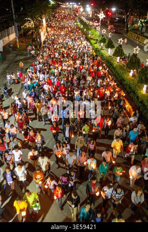 Tausende katholischer Gläubiger nehmen an einem „Spaziergang mit Maria“ vor der Dämmerung teil, der auf dem Weg zur Basilika del Santo Niño in Cebu City stattfindet. Stockfoto