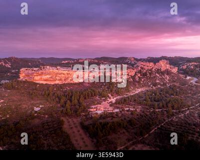 Farbenfroher Sonnenaufgang über der mittelalterlichen Burg Baux de Provence in Südfrankreich Stockfoto