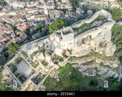 Von oben nach unten erdeihen Blick auf die Stadtmauer und den Donjon-Platz von Château de Boulbon – gotische Festung mit Blick auf das Rhône-Tal – provenzalischer He Stockfoto