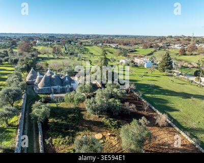Locorotondo neu renoviertes Trulli-Ferienhaus mit kegelförmigen Dächern im Itria-Tal – eines der schönsten Dörfer Italiens – Ferienrenten Stockfoto