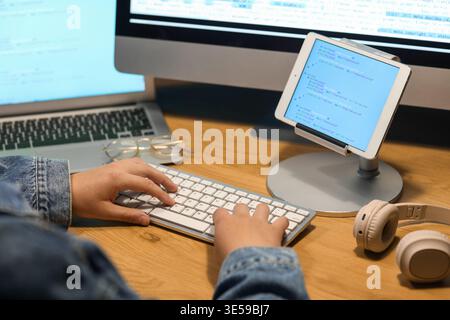 Männlicher Programmierer, der am Tisch im Büro arbeitet, Nahaufnahme Stockfoto