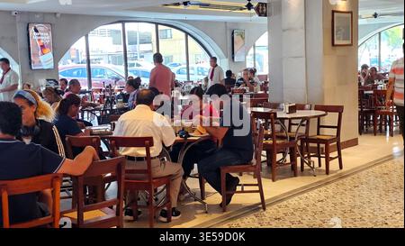 Veracruz, Mexiko - 27. Oktober 2025: Innenraum der Cafeteria La Parroquia de Veracruz auf dem Malecon des Hafens der Hauptstadt, um traditionelle Getränke zu trinken Stockfoto