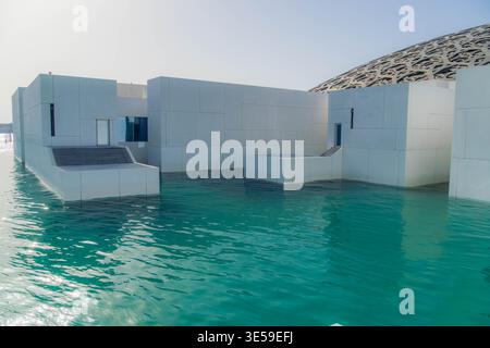 Louvre Abu Dhabi Museum Dome, ein touristisches Reiseziel auf der Insel Saadiyat in den Vereinigten Arabischen Emiraten. Stockfoto