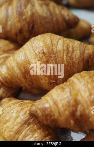 Frisch gebackene Croissants auf einem Holztisch Stockfoto