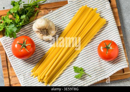 Trockene italienische Fettuccine-Pasta aus biologischem Anbau Stockfoto