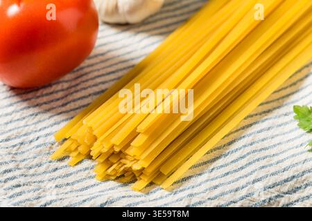 Trockene italienische Fettuccine-Pasta aus biologischem Anbau Stockfoto