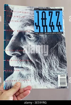 Eine Hand hält eine Vintage-Ausgabe vom April 1996 des türkischen „Jazz“-Magazins mit einem schwarz-weißen Nahporträt eines bärtigen Mannes. Stockfoto