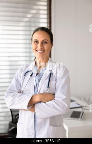 Erwachsene Ärztin im weißen Fell stehend in der Klinik Stockfoto