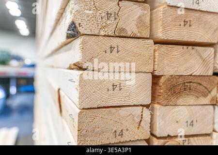 Holzstapel im Fabriklager Stockfoto