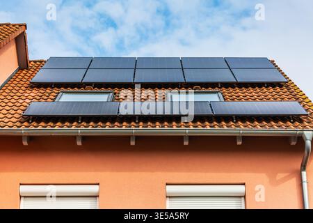 Neue Solarpaneele auf dem Dachblech des modernen Hauses installiert Stockfoto