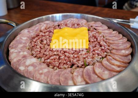 Koreanischer Eintopf (Budae-jjigae) mit Wurst, Schweinehackfleisch und Käse im Topf Stockfoto