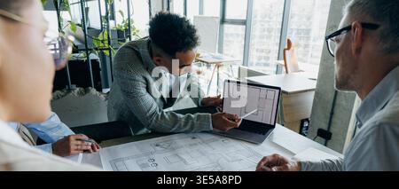 Das Business Team diskutiert Umsatzentrends und Leistungskennzahlen Stockfoto