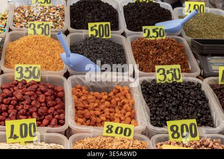 Getrocknete Früchte und Nüsse auf Freitag Markt mit Preisschildern Alanya Türkei 27 März 2026 Stockfoto