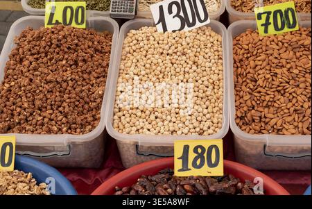 Getrocknete Früchte und Nüsse auf Freitag Markt mit Preisschildern Alanya Türkei 27 März 2026 Stockfoto
