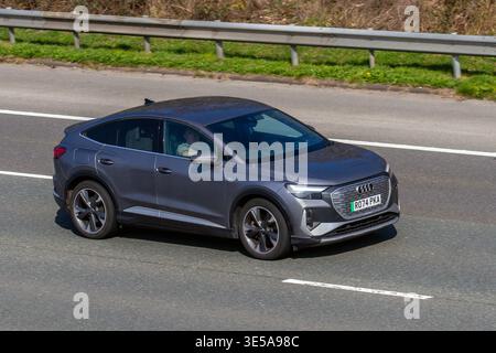 2024 grau Audi Q4 E-Tron S Line 4545 286 Elektro 82 kW Auto Auto SUV Strom 210 kW Stockfoto