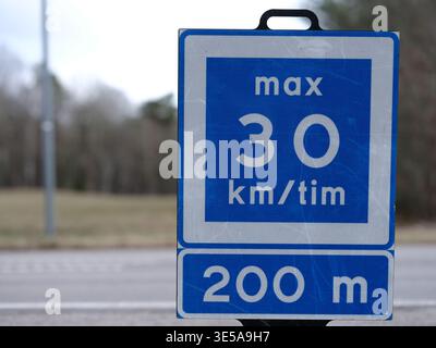 Skånes-Fagerhult, Skåne, Schweden. März 31 2026. Straßenschilder. Geschwindigkeitsbegrenzung Von 30 Km/H. Stockfoto