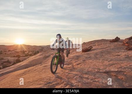 Mountainbiken, Abenteuer und Fitness mit Männern in der Natur für Rennen, Extremsportarten und Reisen. Sky Space, Training und Reise mit Menschen oder Freunden Stockfoto