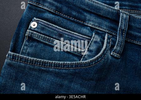 Nahaufnahme der Jeans-Tasche mit Nähten und Stoffstruktur Stockfoto