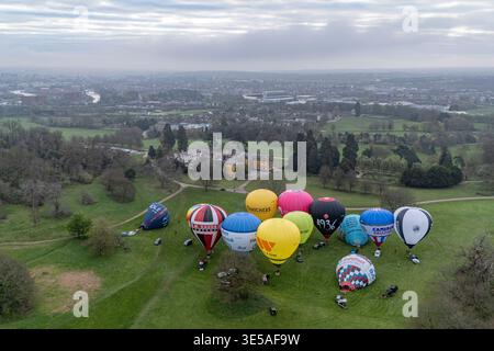 Heißluftballons bewegen sich auf dem Ashton Court Estate, Bristol, während Ballonbesatzungen sich versammeln, um ihre Baldachine zu öffnen, um sich auf die Flugsaison vorzubereiten und das Bristol Balloon Fiesta 2026 im Mansion House, Ashton Court Estate in der Nähe von Bristol zu planen. Die jährliche Bristol Balloon Fiesta findet vom 7. Bis 9. August statt. Bilddatum: Mittwoch, 1. April 2026. Stockfoto