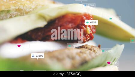 Burger-Füllung auf Studiotisch, mit geröstetem Brötchen, Avocado, gerösteten Tomaten, Patty, Reaktionen Stockfoto