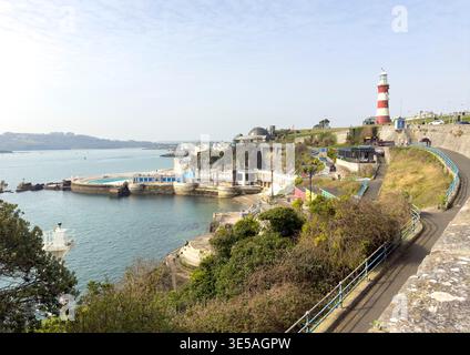 Plymouth Devon Großbritannien. 23.03.2026. Ein malerischer Blick auf Plymouth Hoe mit dem berühmten Leuchtturm Smeaton's Tower und dem historischen Tinner Lido mit den s Stockfoto