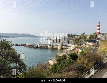 Plymouth Devon Großbritannien. 23.03.2026. Ein malerischer Blick auf Plymouth Hoe mit dem berühmten Leuchtturm Smeaton's Tower und dem historischen Tinner Lido mit den s Stockfoto