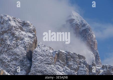 Tofana Gipfel Berg in Wolken Blick vom falzarego Pass dolomiten Wintersaison Stockfoto