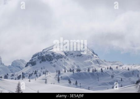 Blick auf die Berge vom falzarego Pass dolomiten Wintersaison Stockfoto