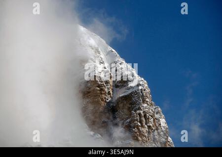 Tofana Gipfel Berg in Wolken Blick vom falzarego Pass dolomiten Wintersaison Stockfoto