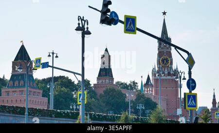 Moskauer Kreml-Türme und Spasskaya-Turm Uhr an hellem Tag, Verkehrsinfrastruktur Stockfoto