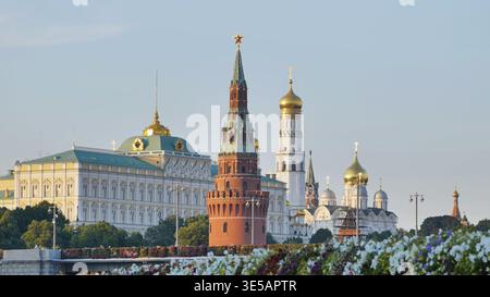 Moskauer Kreml-Panorama mit Blick auf den Wodovzwodnaja-Turm, den Großen Kreml-Palast und die Kirchen Stockfoto