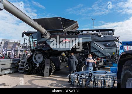 Moderner schwarzer Massey Ferguson IDEAL 9T Mähdrescher auf Gleisen auf einer Landmaschinenausstellung, große professionelle Landmaschinen für Stockfoto