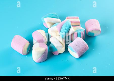 Bunte Marshmallows auf blauem Hintergrund Stockfoto