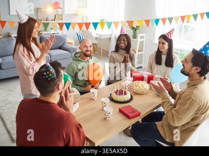 Freunde Feiern Geburtstagsfeier Mit Kuchen Stockfoto