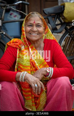 Porträt einer lächelnden Frau in Jaipur, Indien Stockfoto