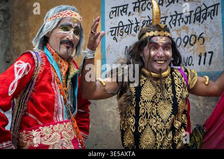 Zwei Männer in bunten Kostümen für Diwali-Feiern in Jaipur, Indien Stockfoto