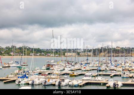 Marina mit Freizeitbooten in Morgat an der französischen Küste Stockfoto
