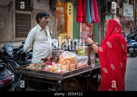 Mann, der indisches Street Food auf den Straßen von Jaipur verkauft Stockfoto