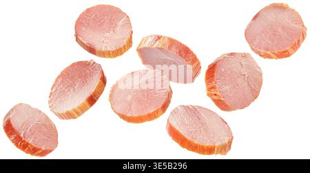 Fallende geräucherte Schinkenscheiben isoliert auf weißem Hintergrund mit Schnittpfad, volle Schärfentiefe Stockfoto