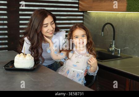 Ehrliches Bild Mit Warmem Geburtstagsfest Zwischen Mutter Und Tochter In Der Küche Stockfoto