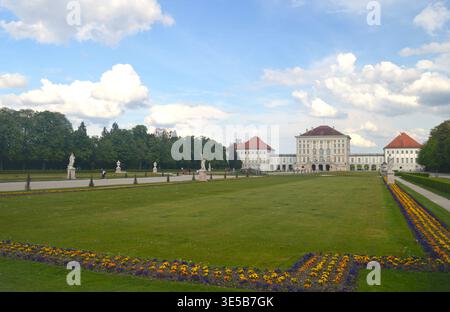 München – 24. April 2022: Barockfassade und Innenhof des ehemaligen Königshauses in Bayern im Schloss Nymphenburg Stockfoto