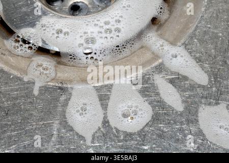 Nahaufnahme der Spülflüssigkeitsblasen, die durch das Spülbecken fließen Stockfoto