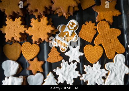 Verschiedene festliche Lebkuchen-Kekse auf Backblech Stockfoto