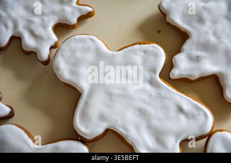 Eiskuchenkekse auf weißem Hintergrund Stockfoto