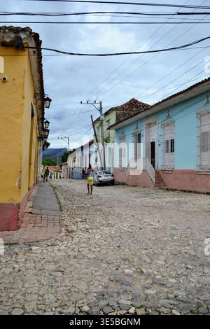 Kopfsteinpflasterstraße mit farbenfrohen Kolonialhäusern in Trinidad, Kuba Stockfoto